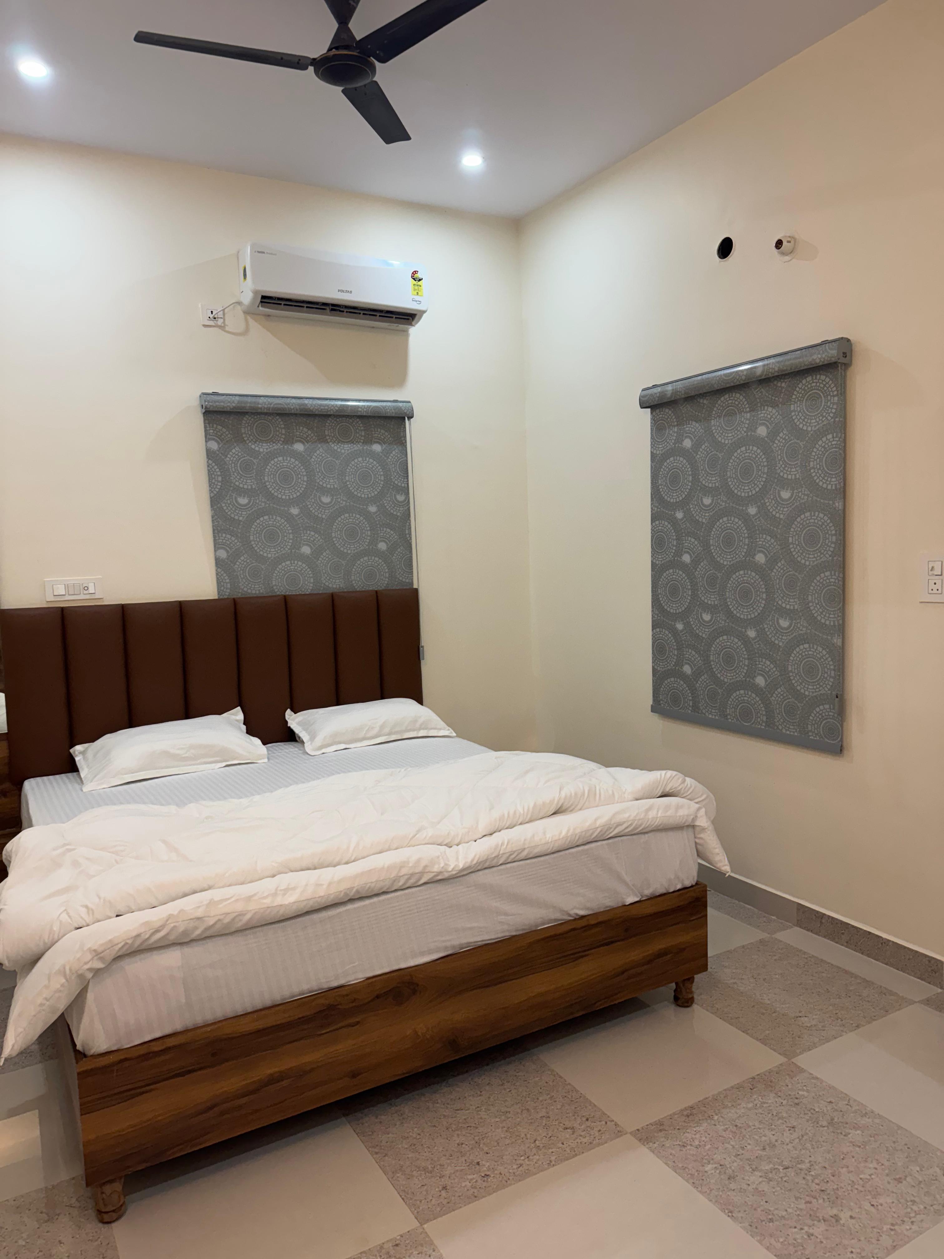 Hotel S.S. Inn - Clean modern bathroom with hot water